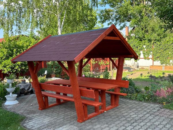 Zsindelytetős kerti kiülő rönkfából